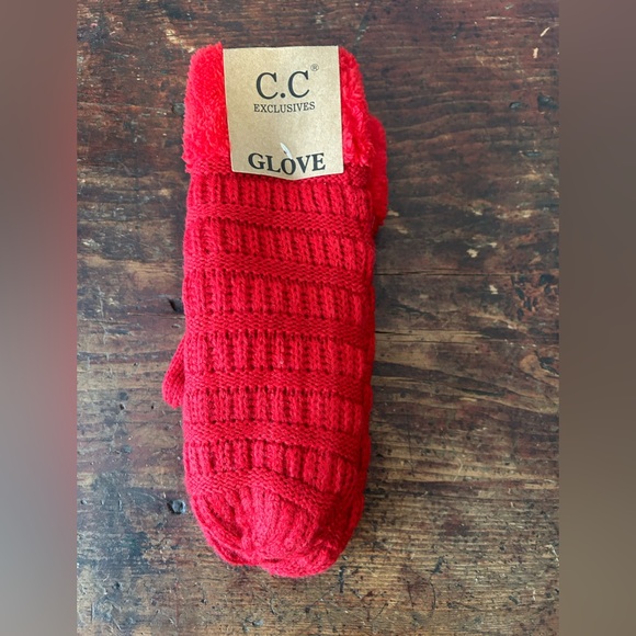 CCExclusives red warm winter mitts - Picture 1 of 3